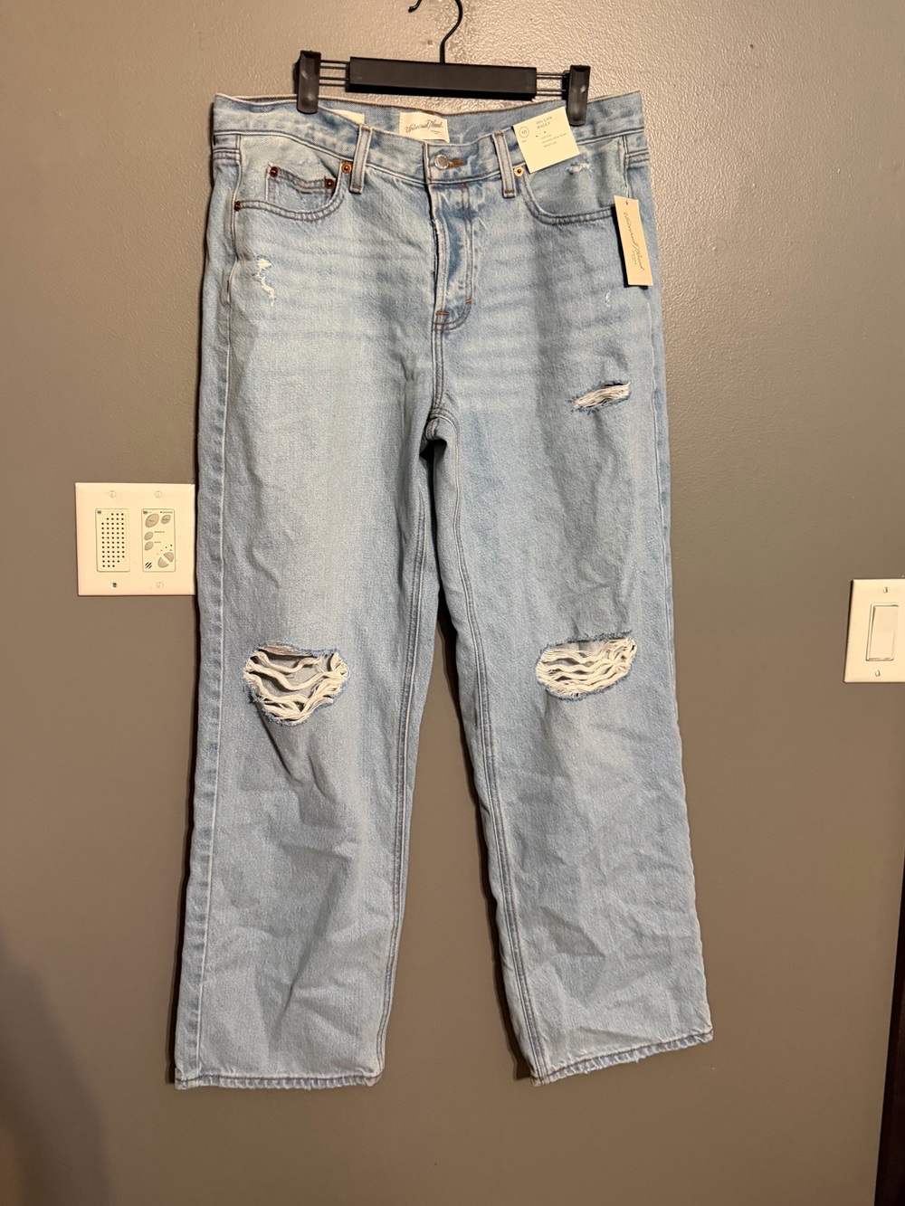 Universal Thread NWT 90s Low Baggy Distressed Jeans Size 10 Light Wash